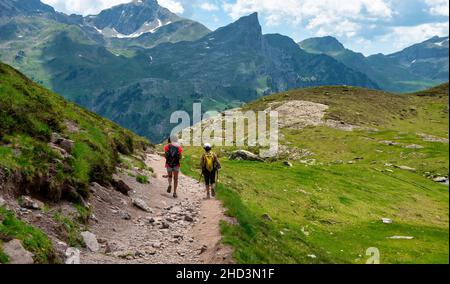 Zwei Wanderfrauen auf dem Weg zum Pic du Midi Ossau in den französischen Pyrenäen Stockfoto