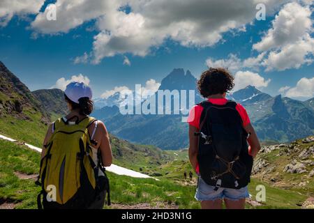 Zwei Wanderfrauen auf dem Weg zum Pic du Midi Ossau in den französischen Pyrenäen Stockfoto