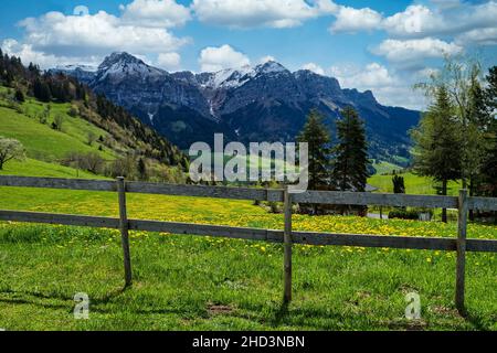 Blick auf den Gipfel von La Tournette in der Nähe des Sees von Annecy Stockfoto