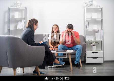 Vater und Kind Tochter mit Mädchen diskutieren Probleme in der Familie mit der Familie Psychologe. Diskussion von familiären Problemen mit Psychologen. Schlecht Stockfoto