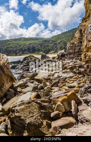 Sandsteinschutt von der Felswand am Bouddi Point, Maitland Bay, Bouddi National Park, Central Coast, New South Wales, Australien Stockfoto