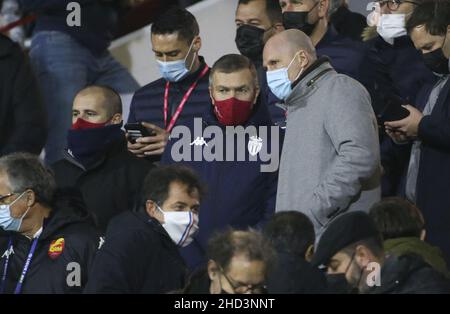 Von rechts nach links nimmt der Belgier Philippe Clement, neu ernannter Trainer von AS Monaco, Vizepräsident von AS Monaco Oleg Petrov, Sportdirektor von AS Monaco Paul Mitchell am 32. Januar an dem Fußballspiel zwischen Quevilly Rouen Metropole (QRM) und AS Monaco (ASM) 2 Teil, 2022 im Stade Robert Diochon in Le Petit-Quevilly bei Rouen, Frankreich - Foto: Jean Catuffe/DPPI/LiveMedia Stockfoto