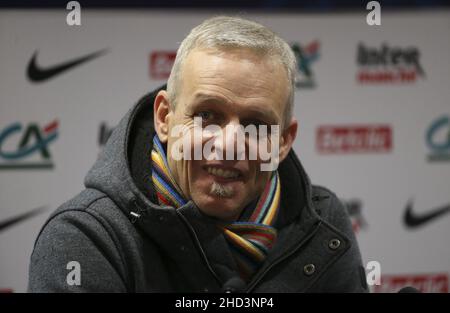 Bruno Irles, Trainer von QRM, antwortet den Medien während der Pressekonferenz nach dem Spiel nach dem französischen Cup, Runde 32, Fußballspiel zwischen Quevilly Rouen Metropole (QRM) und AS Monaco (ASM) am 2. Januar 2022 im Stade Robert Diochon in Le Petit-Quevilly bei Rouen, Frankreich - Foto: Jean Catuffe/DPPI/LiveMedia Stockfoto