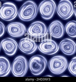 Große, winklige, wirbelig wirbelnde Spiralkreise, die in einer blauen, nahtlosen Kachel von Hand gezeichnet aussehen. Stockfoto