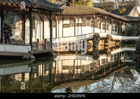 Pavillon und Galerie des Gartens des Meisters der Netze in Suzhou, China Stockfoto