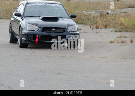 Subaru Impreza WRX STI, schwarz. STI-Subaru Tecnica International wurde 1988 gegründet und ist die Motorsportabteilung der Subaru Corporation. Bewegungsunschärfe, Unschärfe, Noi Stockfoto