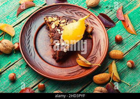 Leckerer Kuchen mit Birne und Mandeln. Birnen-Tarte auf Holztisch Stockfoto