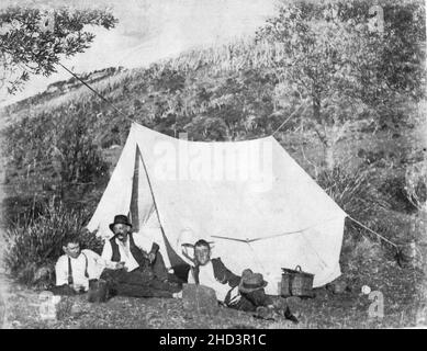 Die Fischer lagerten 1911 am Bulgo Beach in Otford am Rande des Royal National Park, südlich von Sydney, New South Wales, Australien, bevor eine dauerhafte Unterkunft eingerichtet wurde. Stockfoto