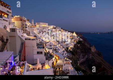 Fira, Griechenland - 29. Juli 2021: Blick auf Fira und die orthodoxe Metropolitan Cathedral in der Abenddämmerung Stockfoto