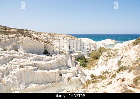 Die weißen Klippen von Sarakiniko Strand, Milos, Griechenland Stockfoto