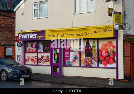 Prestatyn, Großbritannien: 14. Dez 2021: Premier Express ist ein 24-Stunden-Geschäft an der Station Road. Stockfoto