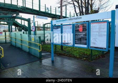 Prestatyn, Großbritannien: 14. Dezember 2021: Eine große Informationstafel außerhalb des Bahnhofs Prestatyn. Stockfoto