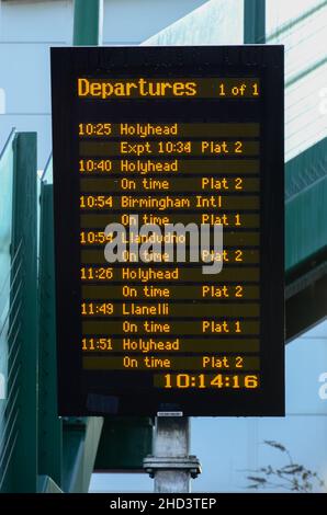 Prestatyn, Großbritannien: 14. Dezember 2021: Auf einem elektronischen Display werden die bevorstehenden Abfahrten vom Bahnhof Prestatyn angezeigt Stockfoto