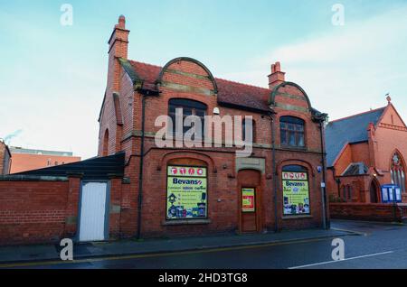 Prestatyn, Großbritannien: 14. Dez 2021: Das Haus- und Gartengeschäft Bevans an der Nant Hall Road. Die Räumlichkeiten wurden zuvor von der Cambrian Credit Union besetzt. Stockfoto