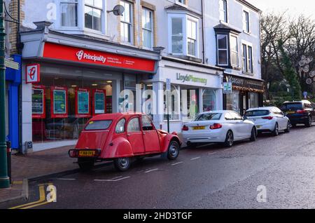 Prestatyn, Großbritannien: 14. Dez 2021: Der Cityroen 2CV parkte vor den Geschäften auf der High Street. Stockfoto