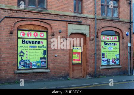 Prestatyn, Großbritannien: 14. Dez 2021: Das Haus- und Gartengeschäft Bevans an der Nant Hall Road. Die Räumlichkeiten wurden zuvor von der Cambrian Credit Union besetzt. Stockfoto