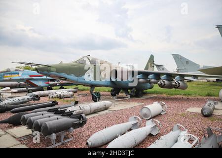 KIEW, UKRAINE - 01. AUGUST 2021: Die ukrainische Luftwaffe Sukhoi Su-25 Grach wurde im Oleg Antonov State Aviation Museum ausgestellt Stockfoto