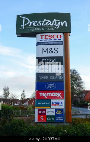 Prestatyn, Großbritannien: 14. Dez 2021:Ein Schild am Eingang der Nant Hall Road listet die Geschäfte auf, die sich im Prestatyn Shopping Park befinden. Stockfoto