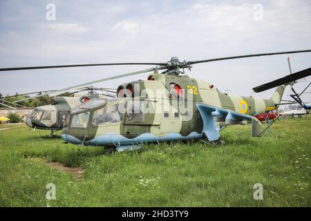 KIEW, UKRAINE - 01. AUGUST 2021: Ukrainische Luftwaffe Mil Mi-24 Hind A im Oleg Antonov State Aviation Museum ausgestellt Stockfoto