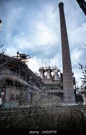 Der Landschaftspark Duisburg-Nord (auch kurz LaPaNo, im Volksmund „LAPADU“) ist ein etwa 180 Hektar großer Landschaftspark rund um ein stillgelegtes H Stockfoto