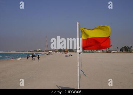 Rote und gelbe Flagge, die auf sicheres Schwimmen am renovierten Strand Bilaj al Jazayer im Königreich Bahrain hinweist Stockfoto