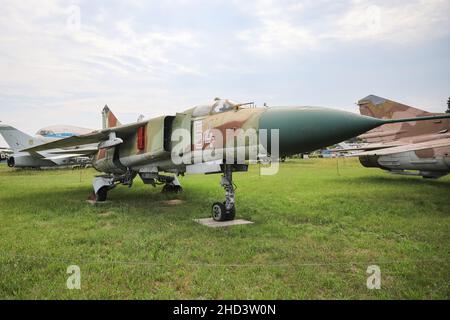 KIEW, UKRAINE - 01. AUGUST 2021: Ukrainische Luftwaffe Mikoyan-Gurevich MiG-23ML Flogger G im Oleg Antonov State Aviation Museum ausgestellt Stockfoto
