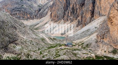 Rifugio Antermoia und Lago di Antermoia mit steilen Felsen rund um den Mantelgipfel in den Dolomiten in Italien Stockfoto