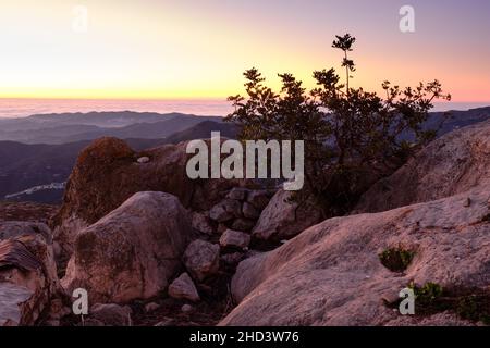 Morgendämmerung im Bergpueblo von Comares in der Region Axarquia, Malaga, Andalucía, Costa del Sol, Spanien Stockfoto