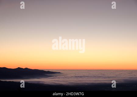 Morgendämmerung im Bergpueblo von Comares in der Region Axarquia, Malaga, Andalucía, Costa del Sol, Spanien Stockfoto