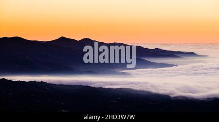 Morgendämmerung im Bergpueblo von Comares in der Region Axarquia, Malaga, Andalucía, Costa del Sol, Spanien Stockfoto