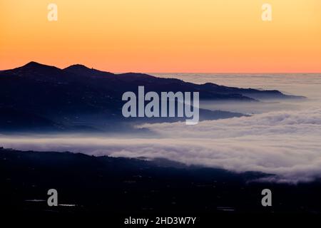 Morgendämmerung im Bergpueblo von Comares in der Region Axarquia, Malaga, Andalucía, Costa del Sol, Spanien Stockfoto