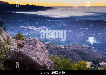 Morgendämmerung im Bergpueblo von Comares in der Region Axarquia, Malaga, Andalucía, Costa del Sol, Spanien Stockfoto