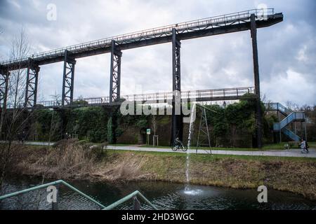 Der Landschaftspark Duisburg-Nord (auch kurz LaPaNo, im Volksmund „LAPADU“) ist ein etwa 180 Hektar großer Landschaftspark rund um ein stillgelegtes H Stockfoto