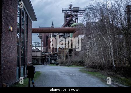 Der Landschaftspark Duisburg-Nord (auch kurz LaPaNo, im Volksmund „LAPADU“) ist ein etwa 180 Hektar großer Landschaftspark rund um ein stillgelegtes H Stockfoto