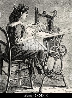 Frau, die eine mit einem Laufband betriebene Nähmaschine benutzt. Alte, gravierte Illustration aus dem 19th. Jahrhundert von La Nature 1885 Stockfoto