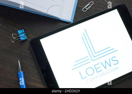 KIEW, UKRAINE - 03. Dezember 2021. Logo der Loews Corporation und Notizblock. Stockfoto