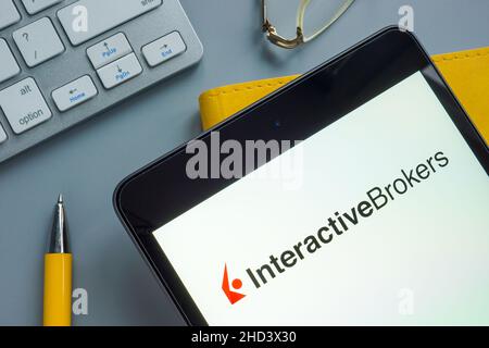 KIEW, UKRAINE - 03. Dezember 2021. Tablet mit Interactive Brokers LLC-Logo. Stockfoto