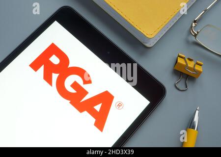 KIEW, UKRAINE - 03. Dezember 2021. RGA-Logo und -Stift der Rückversicherung Group of America. Stockfoto