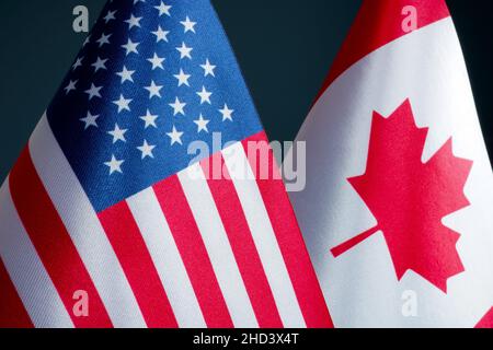 Nahaufnahme der Nationalflaggen USA und Kanada. Stockfoto