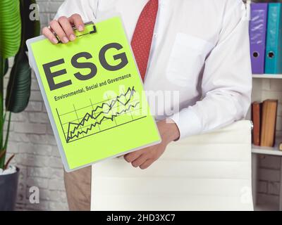 Der Manager zeigt den ESP-Investitionsbericht zu Umwelt, Soziales und Governance. Stockfoto