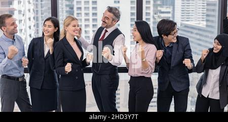 Teamwork erfolgreiches Geschäftskonzept, Führungskräfte und Büromitarbeiter als Team von Unternehmen im Tagungsraum mit fröhlichem und glücklichem Lächeln von der modernen Stadt erfolgreich sein Stockfoto