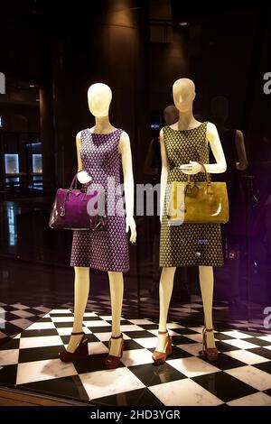 Blick auf Mannequin-Statuen vor kommerziellen Einrichtungen im ikonischen Taipei 101 Turm, einem der höchsten Gebäude der Welt. Stockfoto