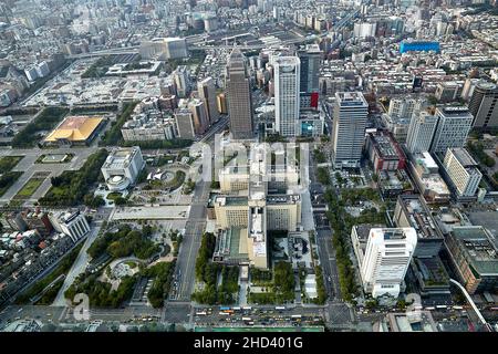 Eine Luftaufnahme der Stadt Taipei von der Observatoriumsebene auf dem ikonischen Taipei 101 Turm. Stockfoto