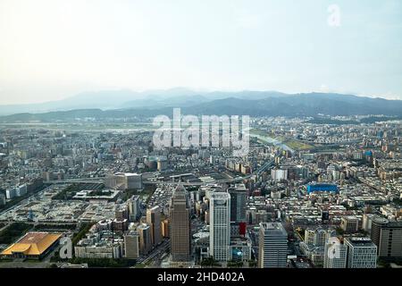 Eine Luftaufnahme der Stadt Taipei von der Observatoriumsebene auf dem ikonischen Taipei 101 Turm. Stockfoto