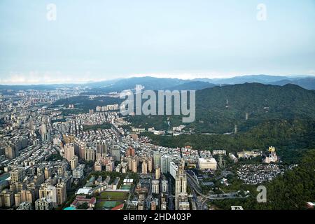 Eine Luftaufnahme der Stadt Taipei von der Observatoriumsebene auf dem ikonischen Taipei 101 Turm. Stockfoto