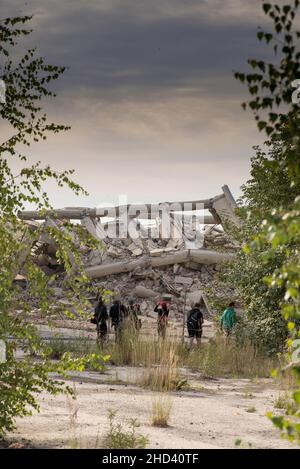 Prostejov Tschechische Republik 28th. Juni 2014 Abriss der Modefabrik OP Prostejov. Szene mit Beobachten von Menschen und Debriten und Ruinen des Betons Stockfoto