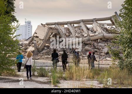 Prostejov Tschechische Republik 28th. Juni 2014 Abriss der Modefabrik OP Prostejov. Szene mit Beobachten von Menschen und Debriten und Ruinen des Betons Stockfoto