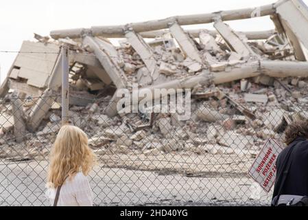 Prostejov Tschechische Republik 28th. Juni 2014 Abriss der Modefabrik OP Prostejov. Szene mit Beobachten von Menschen und Debriten und Ruinen des Betons Stockfoto