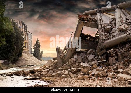 Blick auf ein einstürztes Industriegebäude aus Beton mit dunkelrotem dramatischem Himmel darüber. Beschädigtes Haus und Trümmer. Stockfoto