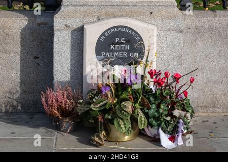 Gedenkstein für den ermordeten Polizeibeamten Keith Palmer vor den Toren des Parlaments, Westminster, London, England Stockfoto